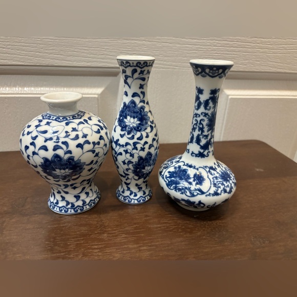 3 Japanese Blue & White Porcelain Bud Vases, Small Vases. - Picture 3 of 12